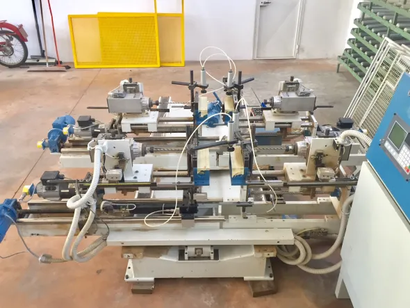 Foratrice speciale per fori passanti Elind