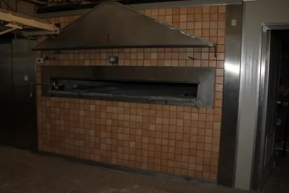 43#3961 Forno a legna in muratura con bruciatore e attrezzatura