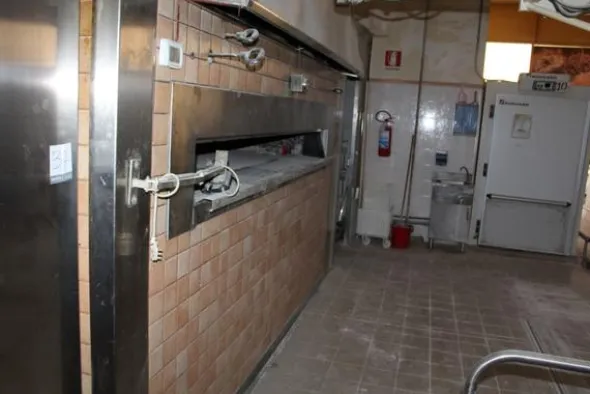 43#3961 Forno a legna in muratura con bruciatore e attrezzatura
