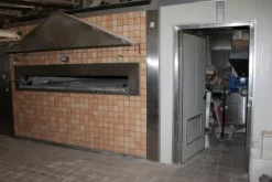 43#3961 Forno a legna in muratura con bruciatore e attrezzatura