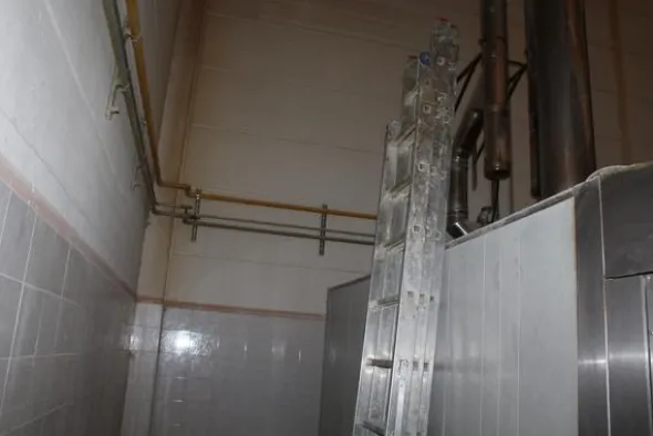 43#3961 Forno a legna in muratura con bruciatore e attrezzatura