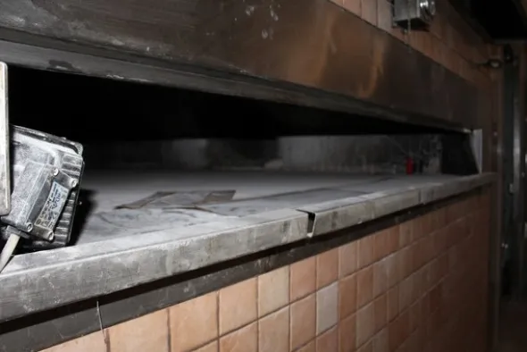 43#4902 Forno a legna in muratura con bruciatore e attrezzatura