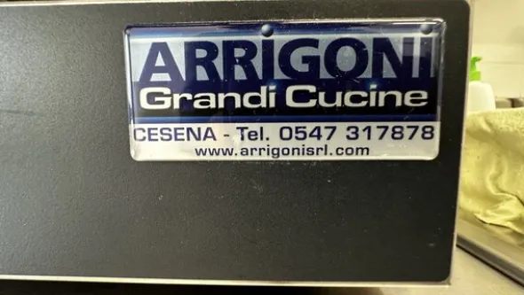6#8315 Forno 4 teglie su tavolo armadiato
