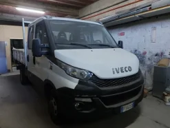 3#8017 Furgone cassonato Iveco