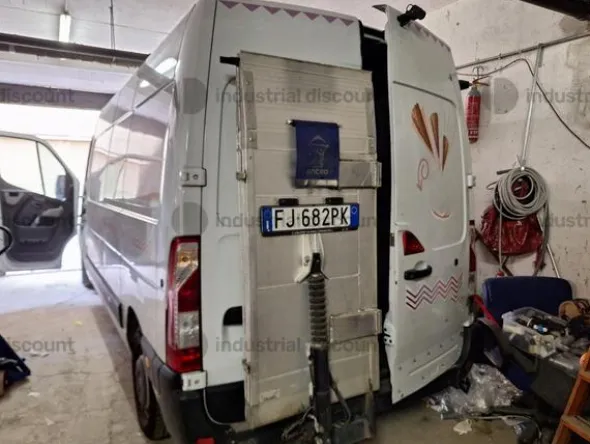 2#9468 Furgone Renault con sponda posteriore e Furgone Nissan
