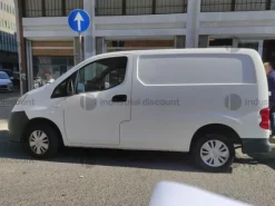 2#9468 Furgone Renault con sponda posteriore e Furgone Nissan