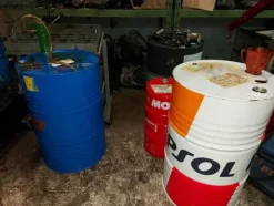 7#8036 Fusti vari contenenti olio motore