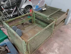 1#8036 Gabbie e scaffalature contenenti ricambi e materiale usato