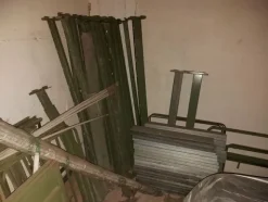 1#8036 Gabbie e scaffalature contenenti ricambi e materiale usato
