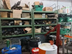 1#8036 Gabbie e scaffalature contenenti ricambi e materiale usato