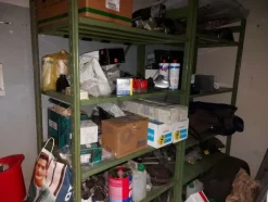 1#8036 Gabbie e scaffalature contenenti ricambi e materiale usato