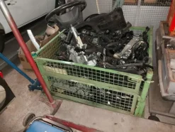 1#8036 Gabbie e scaffalature contenenti ricambi e materiale usato