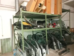 1#8036 Gabbie e scaffalature contenenti ricambi e materiale usato