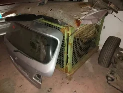 1#8036 Gabbie e scaffalature contenenti ricambi e materiale usato
