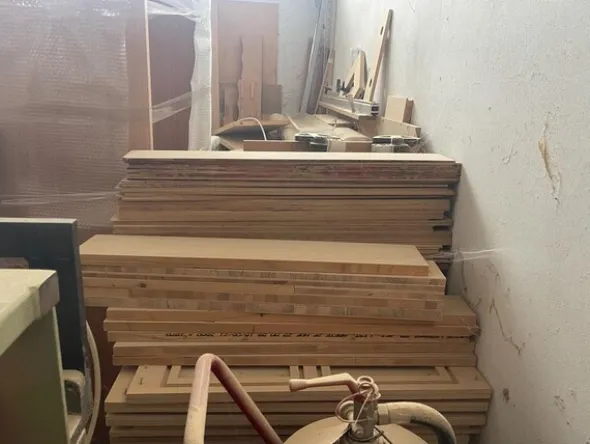 10#8083 Giacenze di magazzino di legno e marmo
