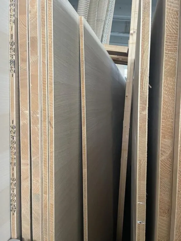 10#8083 Giacenze di magazzino di legno e marmo