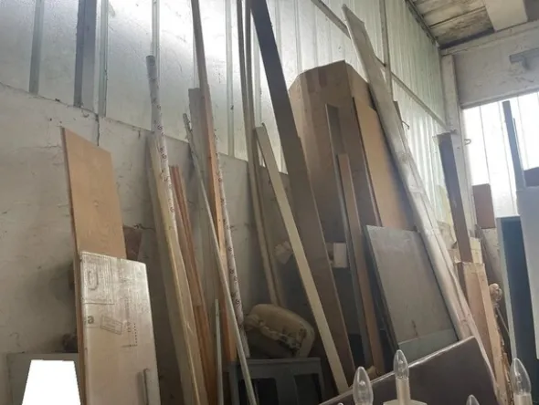 10#8083 Giacenze di magazzino di legno e marmo