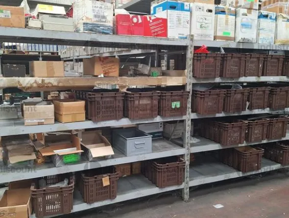 205#9818 Giacenze di magazzino e scaffalature
