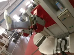 Giostra a 10 stazioniper iniezione diretta di suole su tomaia