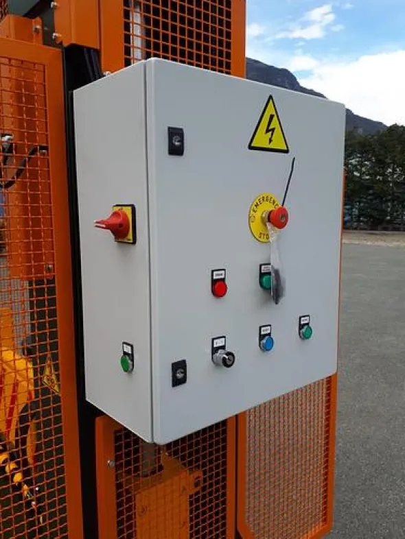 GUILLOTINE REEL-SLITTER