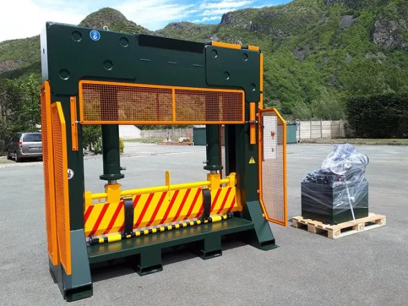 GUILLOTINE REEL-SLITTER