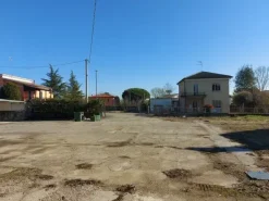 #15825 Immobile commerciale su due livelli con pertinenza esclusiva