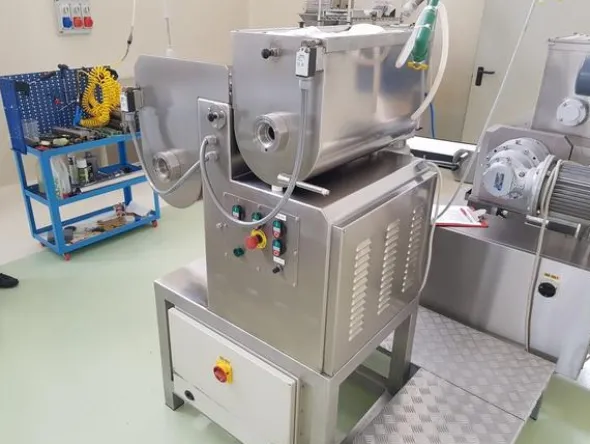 4#4053 Impastatrice e pressa Dominioni