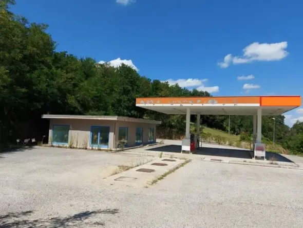 #18555 Impianto di erogazione carburante con fabbricato annesso