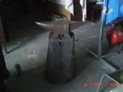 INCUDINE SU VECCHIO CIOCCO LEGNO