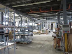 Industria di produzione arredi scolastici funzionante