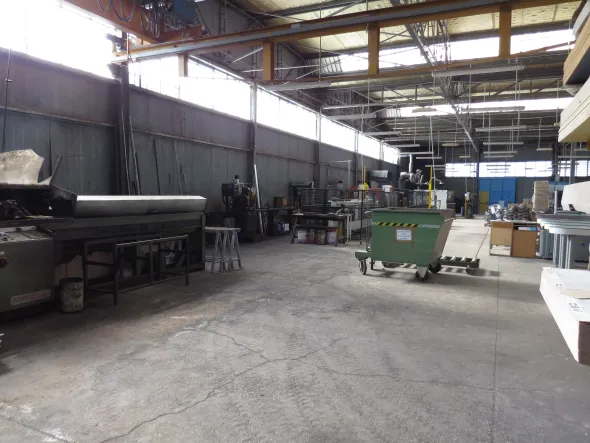 Industria di produzione arredi scolastici funzionante
