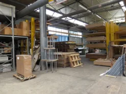 Industria di produzione arredi scolastici funzionante