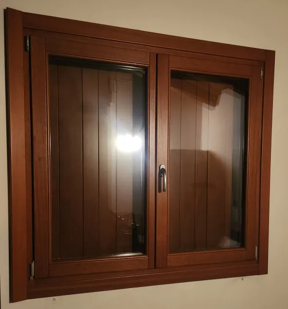 Infissi legno con zanzariera e scuretti