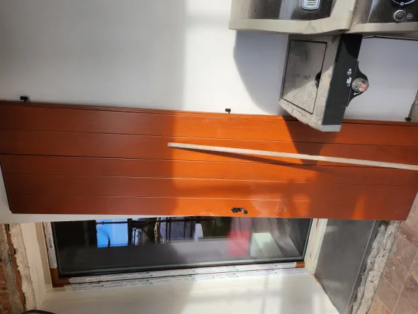 Infissi legno con zanzariera e scuretti