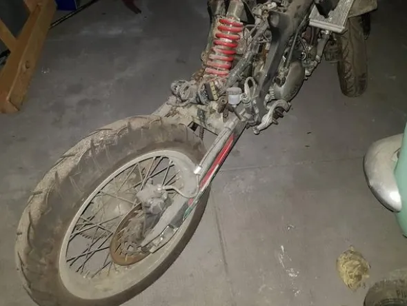 5#3899 Kia Rio e motociclette Yamaha