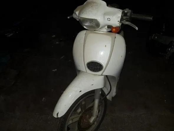 5#3899 Kia Rio e motociclette Yamaha