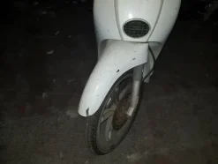 5#3899 Kia Rio e motociclette Yamaha