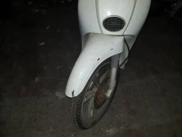 5#3899 Kia Rio e motociclette Yamaha
