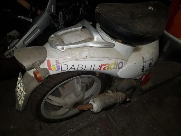 5#3899 Kia Rio e motociclette Yamaha