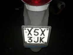 5#3899 Kia Rio e motociclette Yamaha
