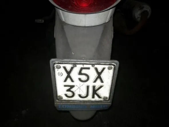 5#3899 Kia Rio e motociclette Yamaha