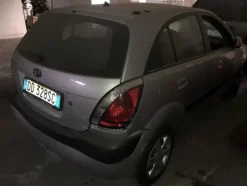 5#3899 Kia Rio e motociclette Yamaha