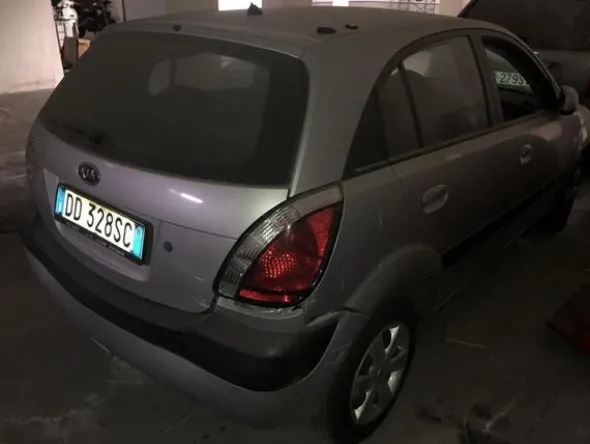 5#3899 Kia Rio e motociclette Yamaha