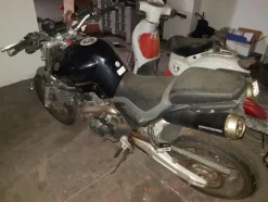 5#3899 Kia Rio e motociclette Yamaha
