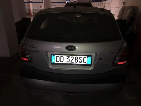 5#3899 Kia Rio e motociclette Yamaha
