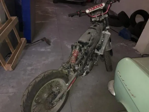 5#3899 Kia Rio e motociclette Yamaha