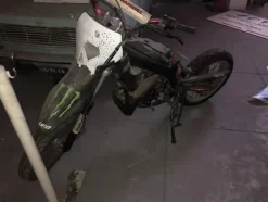 5#3899 Kia Rio e motociclette Yamaha