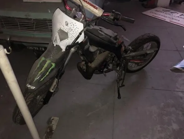 5#3899 Kia Rio e motociclette Yamaha