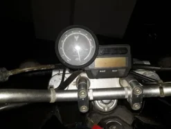 5#3899 Kia Rio e motociclette Yamaha