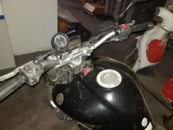 5#3899 Kia Rio e motociclette Yamaha